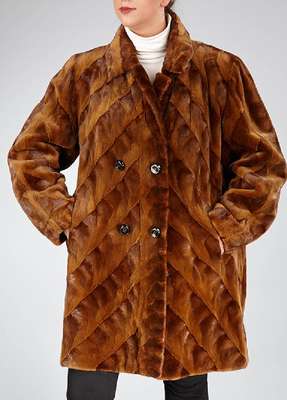 Braune geschorene Nerzjacke, Gr. ca. 40/42, Felle schräg verarbeitet, braunes Innenfutter,1 Innentasche, 2 seitl. Einschubtaschen, Rückenl. ca. 90 ...