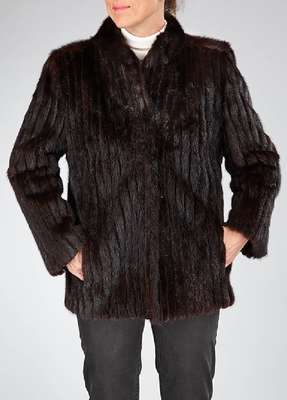Schwarze Nerzjacke, Gr. ca. 40, schwarze Felle längs verarbeitet, schwarzes Innenfutter, 2 seitl. Einschubtaschen, Rückenl. ca. 71 cm
