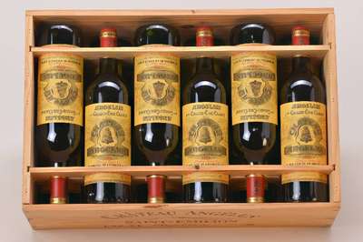 12 Flaschen 1996 Chateau Angelus, Saint Emilion, je ca. 75 cl, Füllstände: je ca. top shoulder und into neck, in der Originalholzkiste, ...