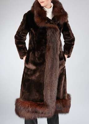 Geschorener dunkelbrauner Nerzmantel, Gr. ca. 34/36, Stehkragen und Saumabschluss mit braunen Fuchsfellen, 2 seitliche Einschubtaschen, schwarzes ...