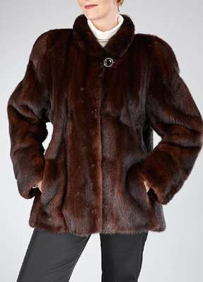 Dunkelbraune Nerzkurzjacke, Gr. ca. 40, braune Felle längs verarbeitet, braun schwarz gemustertes Innenfutter, 1 Innentasche, Reverskragen mit ...