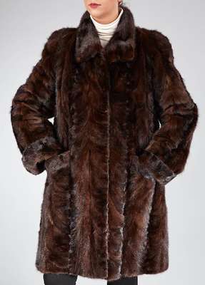 Dunkelbraune Nerzlongjacke, Gr. ca. 40/42, Nerzstücke, dunkelbraunes Innenfutter, Kragen mit Zierknopf, 1 Innentasche, 2 aufgelegte ...