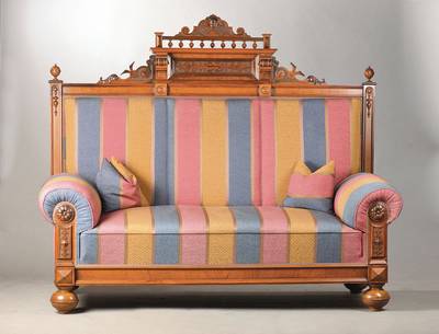 Fehler Im Katalog: Ware wird mit einem Limit von 650,-_ angeboten. Gründerzeitsofa, deutsch, um 1870/80, Nussbaumfurnier auf Weichholzkorpus, sehr ...