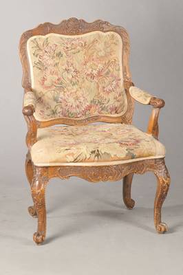 Armlehnsessel, sog. Fauteuil, süddeutsch, um 1750, Buche geschnitzt, überreich in weicher Rocaillen-, Kammmuschel- u. Voluten-Schnitzerei, ...