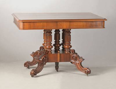 Tisch, norddeutsch,um 1880, Nussbaumfurnier, Platte mit gespiegeltem Wurzelnussfurnier, profiliert, vielfaches Säulenuntergestell, ausziehbar, ca. ...