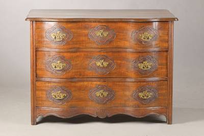 Barockkommode, Elsaß / südwestdeutsch, um 1760, Eiche massiv, Front 3-fach geschweift, Seitenstollen gerieft, Beschläge 9-feldrig in vielpassiger ...