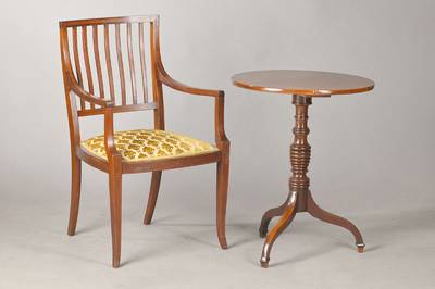 Beistelltisch mit Armlehnsessel, um 1860, England, Mahagoni, sog. Tripod-Tea-Table, mit geschweiftem Untergestell, dazu Armlehnstuhl des frühen ...
