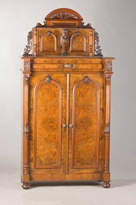 Vertiko, um 1880, Wurzelnussfurnier auf Weichholzkorpus, 2-türig, 1-schübig, Innen Regalböden, mit Aufsatz (dieser stilecht dazugearbeitet), ...