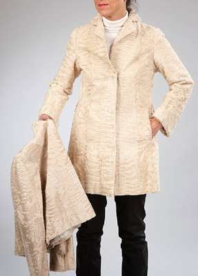 Konvolut 2 Jacken aus cremefarb. Breitschwanzpersianer, Gr. ca. 36, beiges Innenfutter, 1 x Theaterjäckchen, 1 x Longjacke, Rückenl. ca. 53 bzw. ...