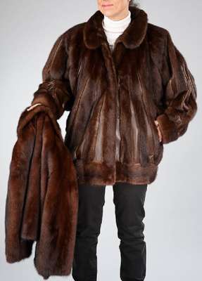Konvolut 2 Nerzjacken, dunkelbraun, Gr. ca. 40 bzw. 42, 1 x Kurzjacke mit 3/4 Ärmeln, braunes Innenfutter, Rückenl. ca. 61 cm, 1 x mit ...