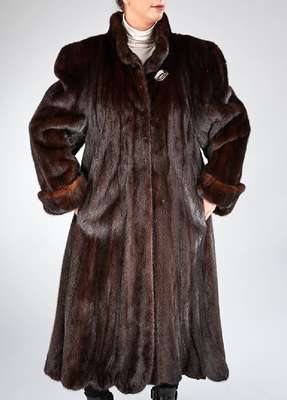 Saga Mink Nerzmantel, Gr. ca. 44/46, dunkelbraune Felle längs verarbeitet, Ärmel mit Manschetten, Stehkragen mit Zierknopf, Saum sehr weit ...