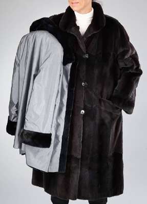 Konvolut Wendemantel und Wendejacke, Gr. ca. 40, silbergraues bzw. anthrazitgraues Popeline mit gefärbtem Wieselfellen gefüttert,Knöpfe bez. ...