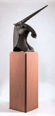 Gernot Rumpf, geb. 1941 Kaiserslautern, Einhornmaske auf Sandsteinsockel, Bronze, Einhornkopf H. 94cm, Sockel H. 104cm, archaische Bronze-Glocke ...