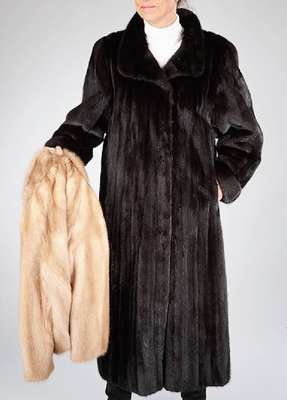 Konvolut aus Nerzjacke und Mantel, Gr. ca. 36 und 40, Hellbraune Kurzjacke, Rückenlänge ca. 53 cm; Saga Mink Mantel, längsverarbeiteteFelle, 2 ...
