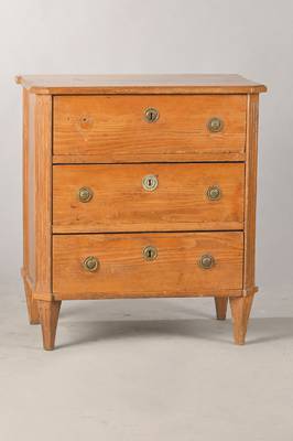 Zierliche klassizistische Kommode, deutsch, wohl südwestdeutsch, um 1820/30, Weichholz, 3-schübig, seitl. Stollen als über Eck gestellte Pilaster ...