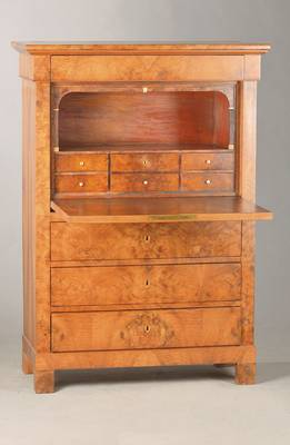 Standsekretär, wohl Baden, um 1825, Nussbaum- bzw. Wurzelnussfurnier z.T. 3-fach gespiegelt verlegt, 4-schübig mit abklappbarer Schreibplatte, im ...