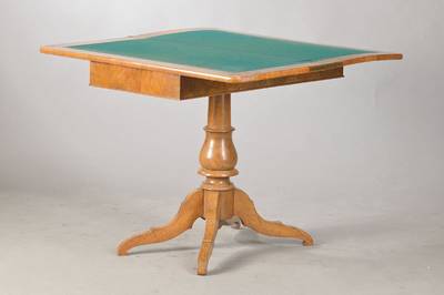 Klapp- bzw. Spieltisch, süddeutsch, um 1830, Nussbaum, Spielfläche dreh- u. aufklappbar, Zargenkasten für Utensilien, Balustersäule mit ...