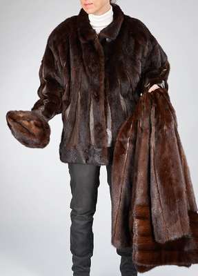 Konvolut 2 Nerzjacken und Hut, 1 x Gr. ca. 38, dunkelbraune längs verarbeitete Felle mit Leder abgesetzt, kl. Stehkragen mit Zierknopf,2 seitl. ...