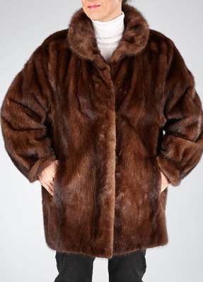 Saga Mink Nerzjacke, Gr. ca. 44 cm, braune Nerzfelle längsverarbeitet, braunes Innenfutter, Label: Saga Selected, Rückenl. ca. 80 cm