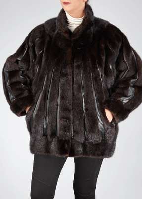 Nerzjacke, Gr. ca. 42, dunkelbraune Felle längsverarbeitet, schwarze Ledereinsätze, Stehkragen, 2 seitl. Einschubtaschen, braun gemustertes ...