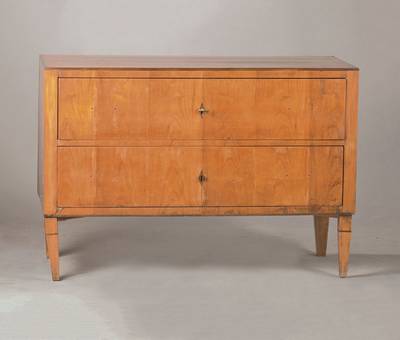 Biedermeierkommode, süddeutsch, wohl München, Nähe zur Hofschreinerei Daniel, um 1810/15, Kirschbaumfurnier auf Weichholzkorpus, Plattenkante u. ...
