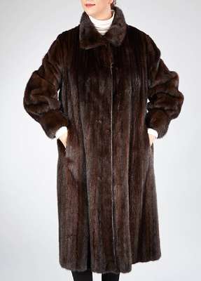 Saga Mink Nerzmantel, Gr. ca. 38, längsverarbeitete Felle, 2 seitliche Einschubtaschen, schwarzes Innenfutter mit Innentasche, Rückenlänge ca. ...