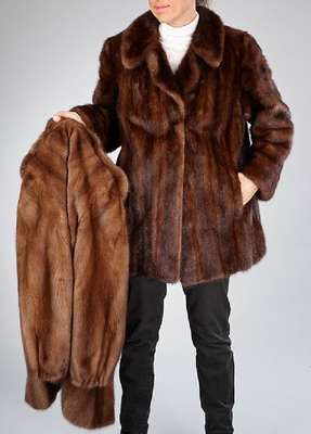 Konvolut 2 Nerzjacken, Gr. ca. 40, 1x Saga Mink Jacke, hellbraune Felle längsverarbeitet, 2 seitl. Einschubtaschen, Stehkragen mit Applikationen, ...