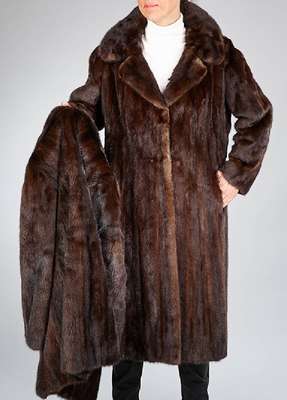 Konvolut aus Nerzen, Gr. ca. 40, best. aus:dunkelbrauner Saga Mink Nerzmantel, längs- verarbeitete Felle, 2 seitl. Einschubtaschen, (1x Innenfutter ...