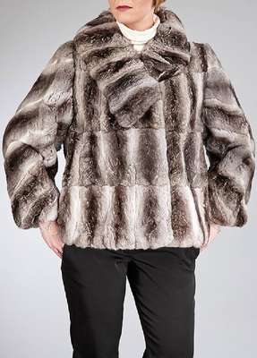 Chinchilla Kurzjacke, Gr. ca. 38, dreiviertel lange Ärmel, schwarzes Innenfuttermit Blumenmotiven, Rückenl. ca. 63 cm