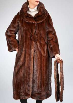 Dunkelbrauner Nerzmantel, Gr. ca. 40/42, breiter Rundkragen, großer Pelz-Zierknopf, wurde gekürzt, braunes Innenfutter, gerade Ärmel, Rückenl. ...