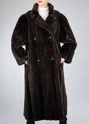 JIL SANDER Mantel aus geschorenem Nerz, Gr. ca. 44/46, Innenfutter mit Schriftzügen, seitl. Gehschlitze, Lederknöpfe, kleiner Kragen, Rückenl. ...