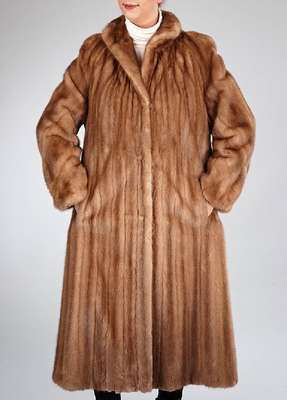 Hellbrauner Nerzmantel, Gr. 42, Label: Saga Mink, braunes Innenfutter, 2 Einschubtaschen, Rückenl. ca. 115 cm
