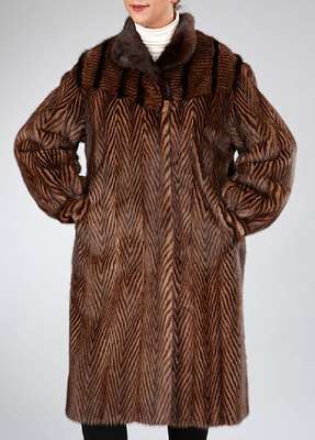 Nerzmantel, Gr. ca. 38, schwarz-braune Felle, im Fischgrätmuster verarbeitet, Ärmel mit Bündchen, kleiner Stehkragen, 2 seitl. Einschubtaschen, ...