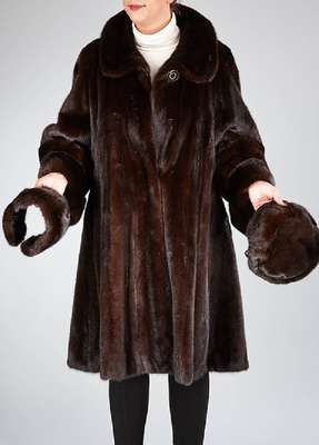 SAGA MINK Nerzswinger, Gr. ca. 38/40, dunkelbraune Felle längsverarbeitet, Kragen mit Zierknopf, buntes Innenfutter, 2 seitl. Einschubtaschen, ...