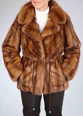 Zobeljacke, Gr. ca. 38, Tunnelzug, Reverskragen mit Zierknopf, Rückenl. ca. 67 cm
