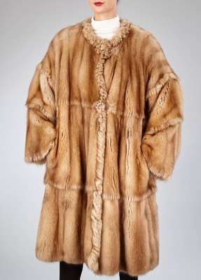 FENDI-Goldzobelmantel, Gr. 42, Fransenabschluss, beigefarb. Innenfutter, Label: Pellicce Moda Pronta, 2 Einschub- taschen, 2 Zierknöpfe bez. Fendi, ...