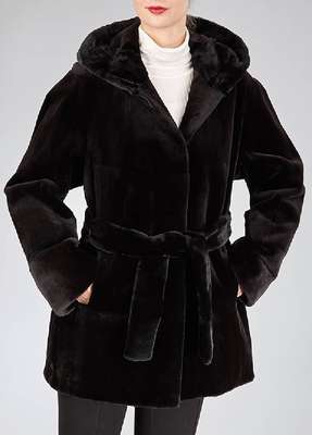 Schwarze Samtnerzjacke mit Kapuze, Gr. ca. 40, Bindegürtel, schwarzes Innenfutter, 2 seitl. Einschubtaschen, Zierknopf, Rückenl. ca. 81 cm