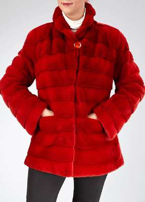 Kurzjacke aus rotem Samtnerz, quer verarbeitet Gr. ca. 38/40, Reverskragen, Zierknopf, 2 aufgesetzte Taschen, rotes Innenfutter mit Tasche, Rückenl. ...