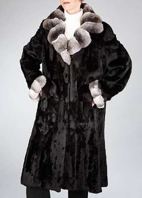 Schwarzer Samtnerzmantel mit Chinchilla, Gr. 42, 2 seitl. Einschubtaschen, Gehschlitze, Schalkragen und Manschetten aus Chinchilla, Rückenl. ca. ...