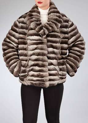 Chinchilla Kurzjacke, Gr. ca. 38/40, quer verarbeitet, 2 Einschubtaschen, Schalkragen mit Zierknopf, bläuliches Innenfutter mit Zebramuster, ...