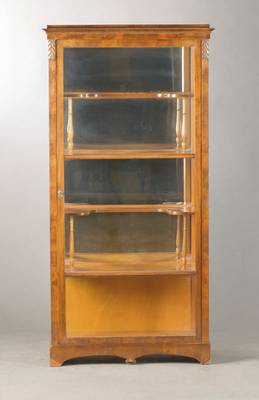 Biedermeiervitrine, wohl Österreich, um 1820, Nussbaumfurnier auf Weichholzkorpus, 3-seitig verglast, 1-türig, Innen 4 Einlegebretter, schlichte ...