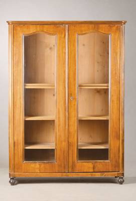 Vitrinenschrank, mitteldeutsch, wohl Raum Sachsen, um 1850/60, Nussbaumfurnier, 2-türig, Füllungsfeld verglast, Innen 4 Einlegeböden, ...