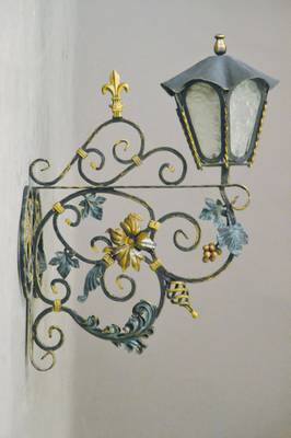Laterne mit Wandbefestigung, deutsch, 80er J., Schmiedeeisen z.T. bunt gefasst, ca. 76x38x63 cm