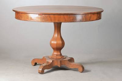 Salontisch, um 1830/40, Nussbaumfurnier auf Eichekorpus, Balustersäule mit vielfach verkröpfter Sockelplatte, Platte zum ausziehen, sehr dekorativ, ...