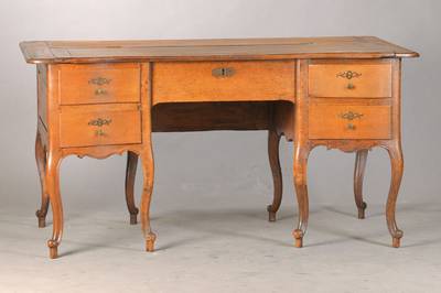 Barockschreibtisch, um 1750, Eiche massiv, 4-schübig mit aufklappbarer Platte, Zentralverriegelung der Schübe, zwei Seitenkästen mit je 4 ...