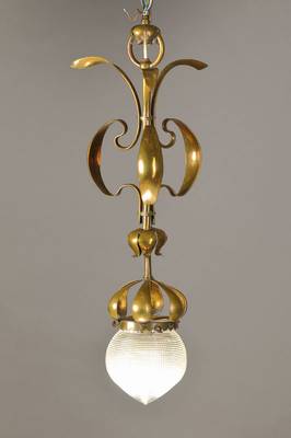 Deckenlampe, deutsch, 1.H.20.Jh., dem Jugendstil typische geschwungene Messingmontur, strukturierter Glasschirm mit einer Brennstelle, sehr zierlich, ...