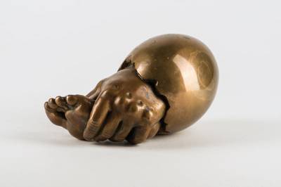 Michael Schwarze, geb. 1939, Eierschale mit Hand und Fuß, Bronzeskulptur, signiert und nummeriert 37/48, ca. 16,5 cm
