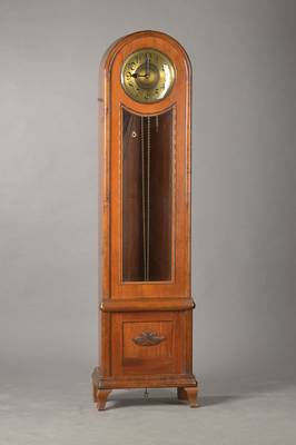 Standuhr, deutsch, um 1930, Nußbaum/Furnier,z.T. facett. verglast, Messingzifferblatt, Grahamgang mit Paletten, Halbstd. Doppelschlagauf fünf ...