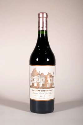 1 Flasche 2010 Chateau Haut Brion, Pessac -Leognan, Premier Grand Cru Classe, 15 % Vol.,75 cl, Abstand zwischen Kapsel und Wein: ca. 1,2 cm, ...