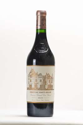 1 Flasche 2010 Chateau Haut Brion, Pessac -Leognan, Premier Grand Cru Classe, 15 % Vol.,75 cl, Abstand zwischen Kapsel und Wein: ca. 1,2 cm, ...